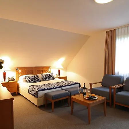 호텔 King's And Lake's House Golf Course Royal 4*